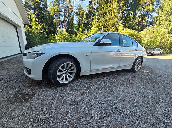 BMW 318d 2 of 5