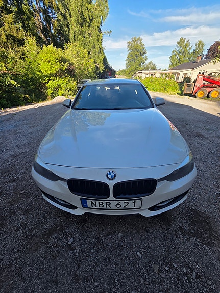 BMW 318d 3 of 5