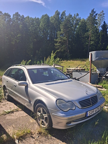 Mercedes-Benz 200 2 of 5