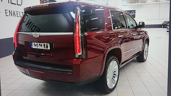 Cadillac Escalade 2 of 5