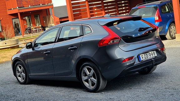 Volvo V40 2 of 4