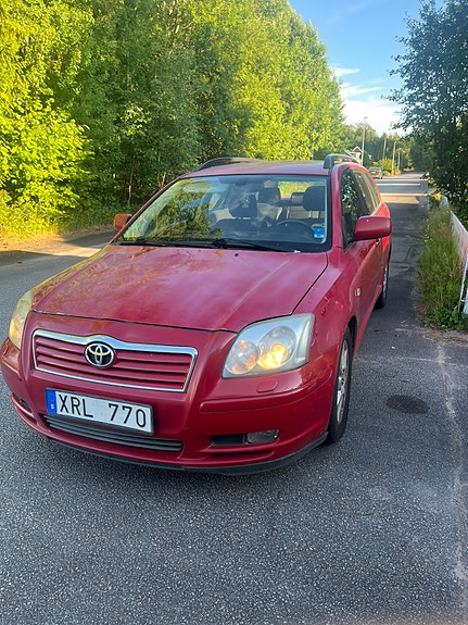 Toyota Avensis 2 of 5