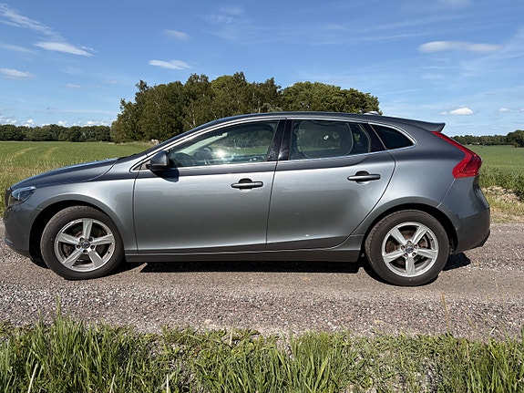 Volvo V40 2 of 5