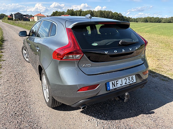 Volvo V40 3 of 5