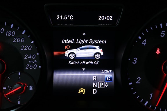 Mercedes-Benz GLA200 12 of 25