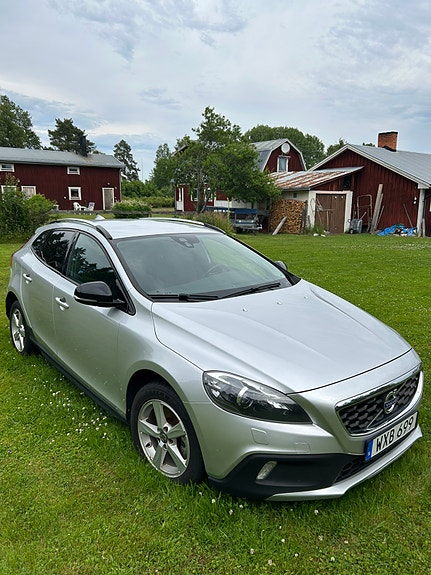 Volvo V40 Cross Country 2 of 5