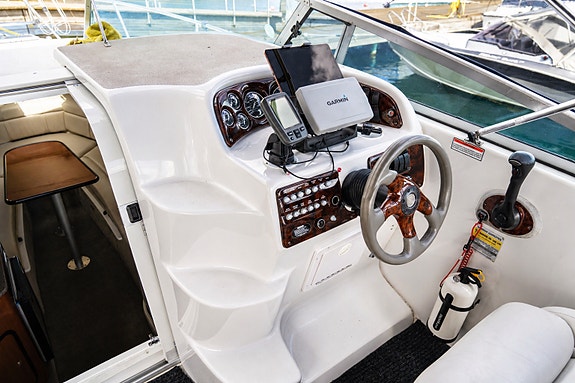 Crownline 262cr, 2007, 5,7 MPI Mercruiser v8, Bravo 3 drev, ca450 tim, med kärra 9 of 17