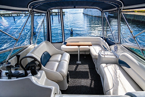 Crownline 262cr, 2007, 5,7 MPI Mercruiser v8, Bravo 3 drev, ca450 tim, med kärra 4 of 17