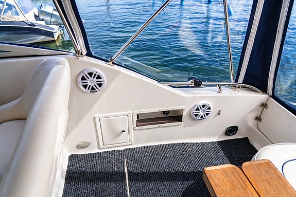 Crownline 262cr, 2007, 5,7 MPI Mercruiser v8, Bravo 3 drev, ca450 tim, med kärra 7 of 17