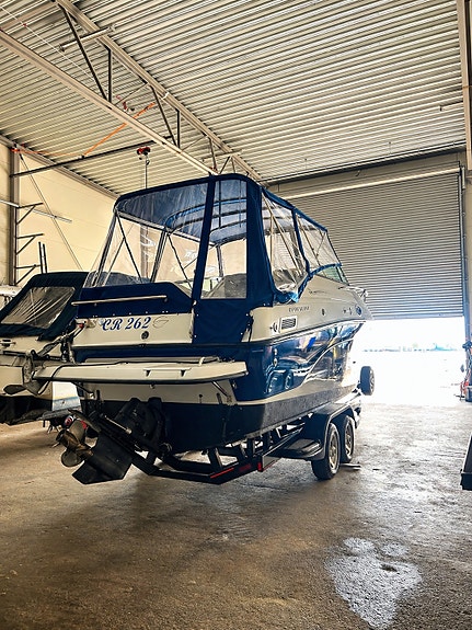 Crownline 262cr, 2007, 5,7 MPI Mercruiser v8, Bravo 3 drev, ca450 tim, med kärra 16 of 17