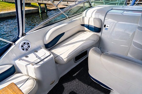 Crownline 262cr, 2007, 5,7 MPI Mercruiser v8, Bravo 3 drev, ca450 tim, med kärra 5 of 17