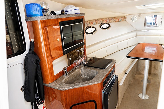 Crownline 262cr, 2007, 5,7 MPI Mercruiser v8, Bravo 3 drev, ca450 tim, med kärra 12 of 17