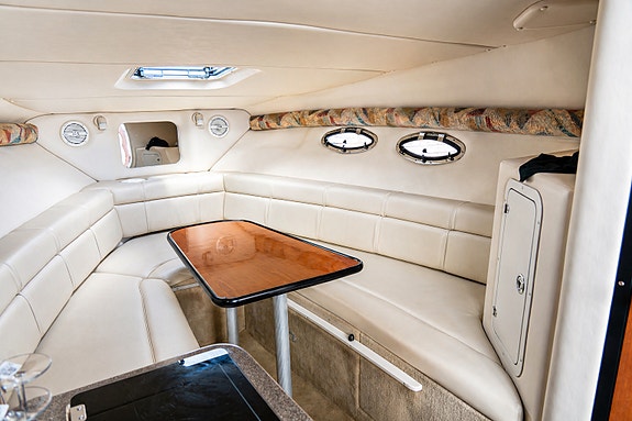 Crownline 262cr, 2007, 5,7 MPI Mercruiser v8, Bravo 3 drev, ca450 tim, med kärra 13 of 17