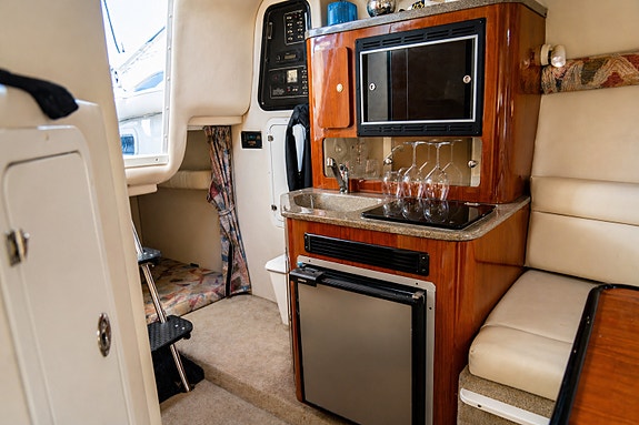 Crownline 262cr, 2007, 5,7 MPI Mercruiser v8, Bravo 3 drev, ca450 tim, med kärra 11 of 17