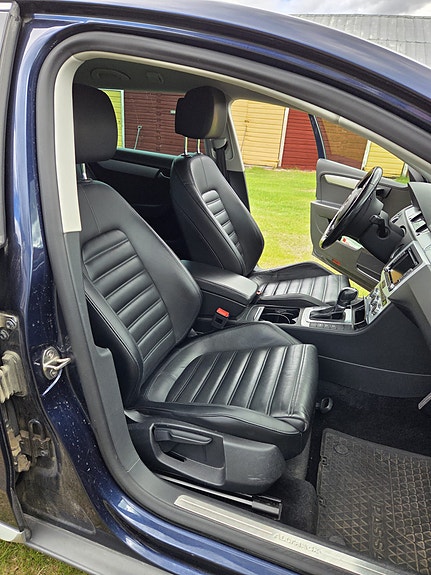 Volkswagen Passat Alltrack 3 of 4