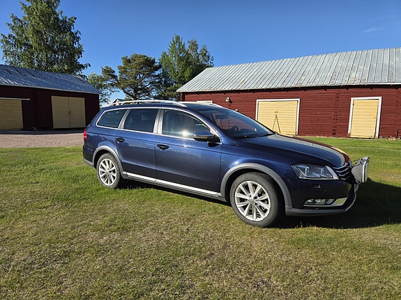 Volkswagen Passat Alltrack 2 of 4