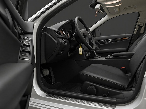Mercedes-Benz C200 7 of 17