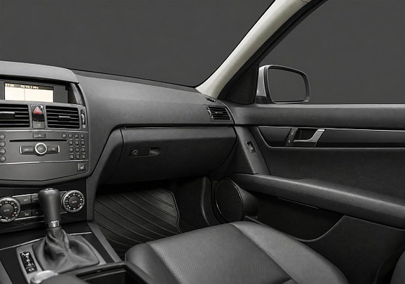 Mercedes-Benz C200 14 of 17
