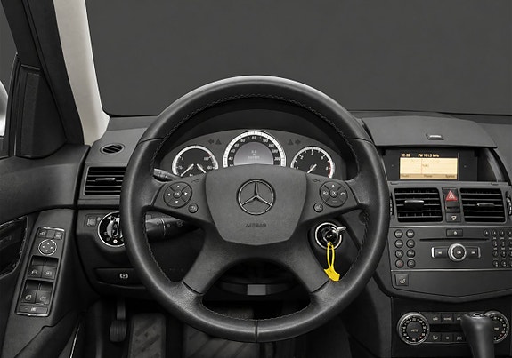 Mercedes-Benz C200 11 of 17