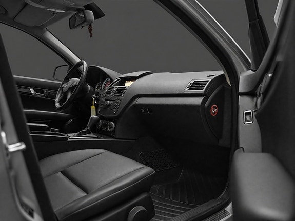 Mercedes-Benz C200 15 of 17