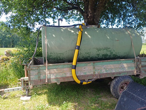 Tankvagn med Cobra pump, spridarvagn, vattentank, Bevattningsvagn, vattentunna. 2 of 3