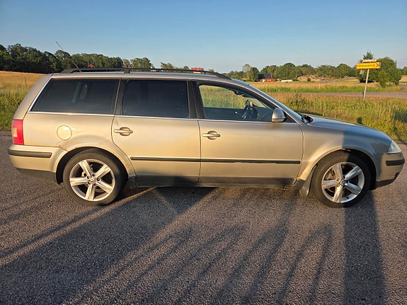 Volkswagen Passat 2 of 5