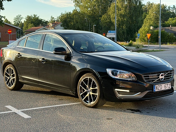 Volvo S60 2 of 5