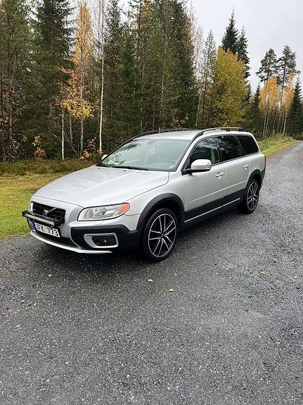 Volvo XC70 2 of 3