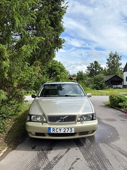 Volvo V70 2 of 5