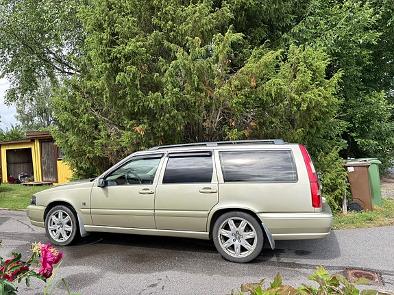 Volvo V70 3 of 5