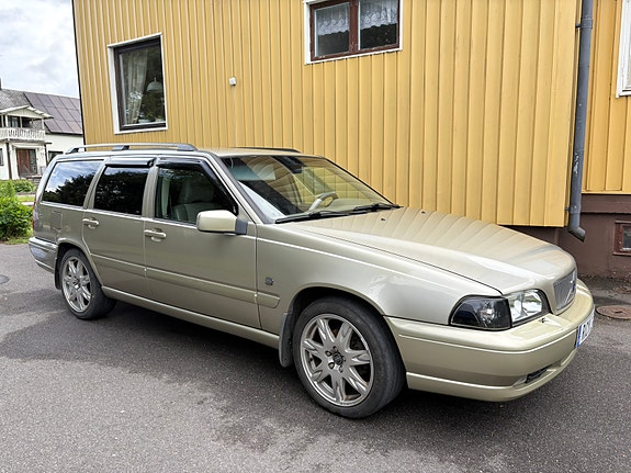 Volvo V70 4 of 5