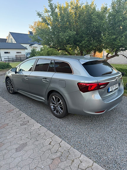 Toyota Avensis 2 of 5