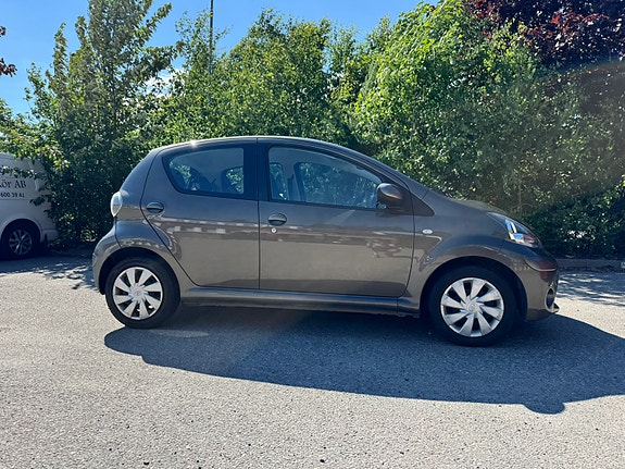 Toyota Aygo 2 of 3