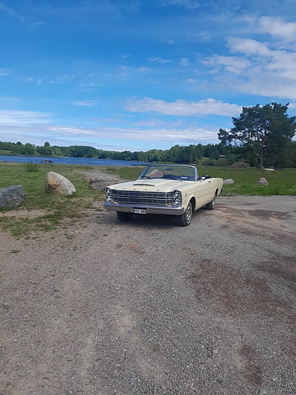 Ford Galaxie 2 of 5
