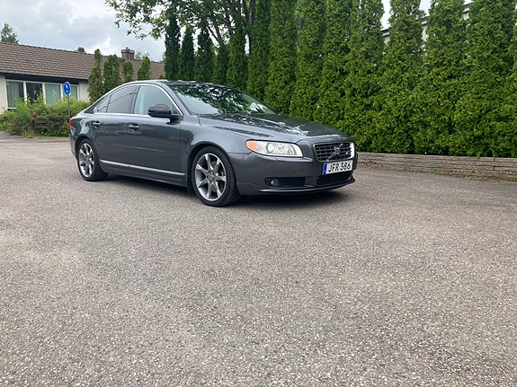 Volvo S80 2 of 5
