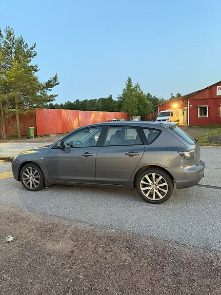 Mazda 3 4 of 5
