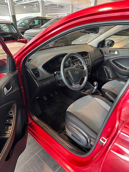 Hyundai i20 2 of 5