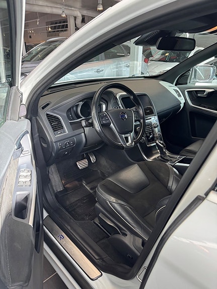 Volvo XC60 2 of 11