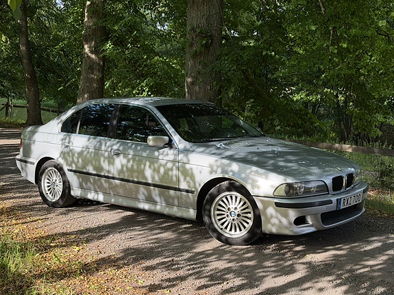 BMW 528i 3 of 5