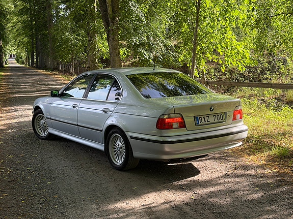 BMW 528i 4 of 5