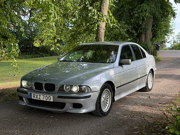BMW 528i 2 of 5