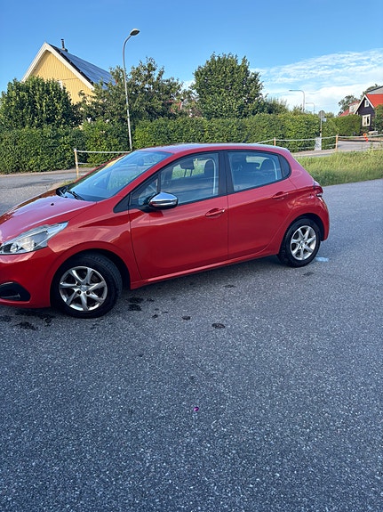 Peugeot 208 2 of 5