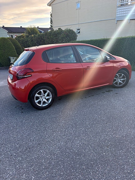 Peugeot 208 4 of 5