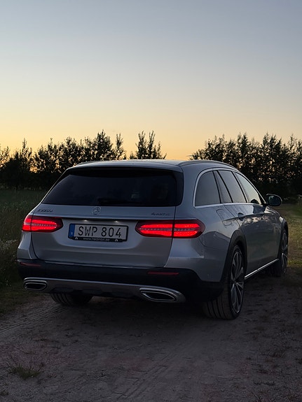 Mercedes-Benz E220 d 2 of 5