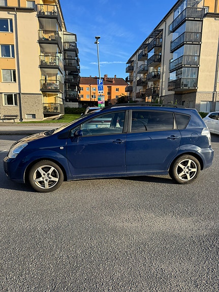 Toyota Corolla Verso 4 of 5