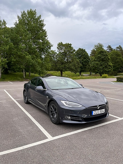 Tesla Model S 4 of 8