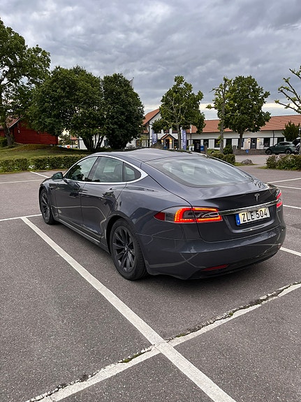 Tesla Model S 2 of 8