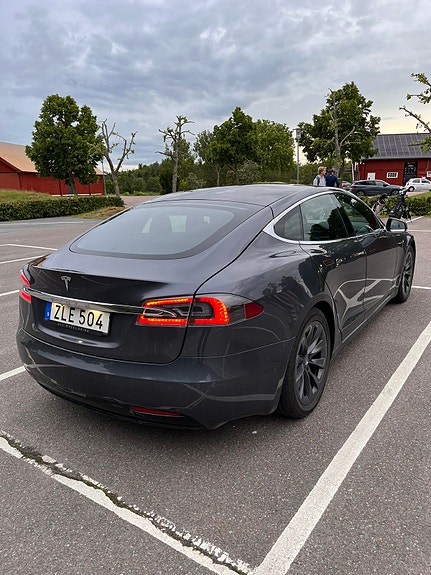 Tesla Model S 3 of 8