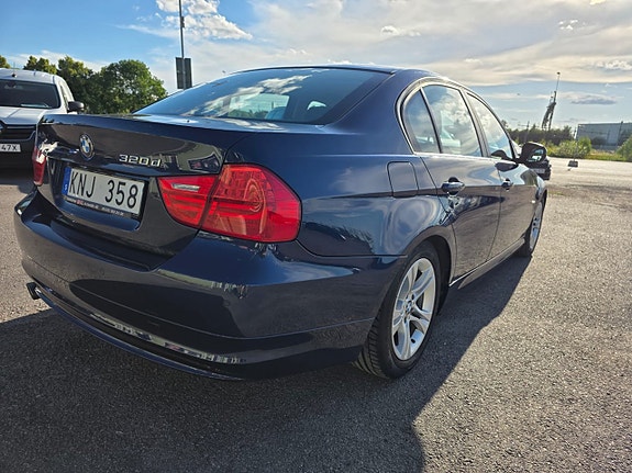 BMW 320d 3 of 5