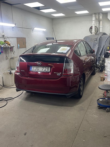 Toyota Prius 4 of 5